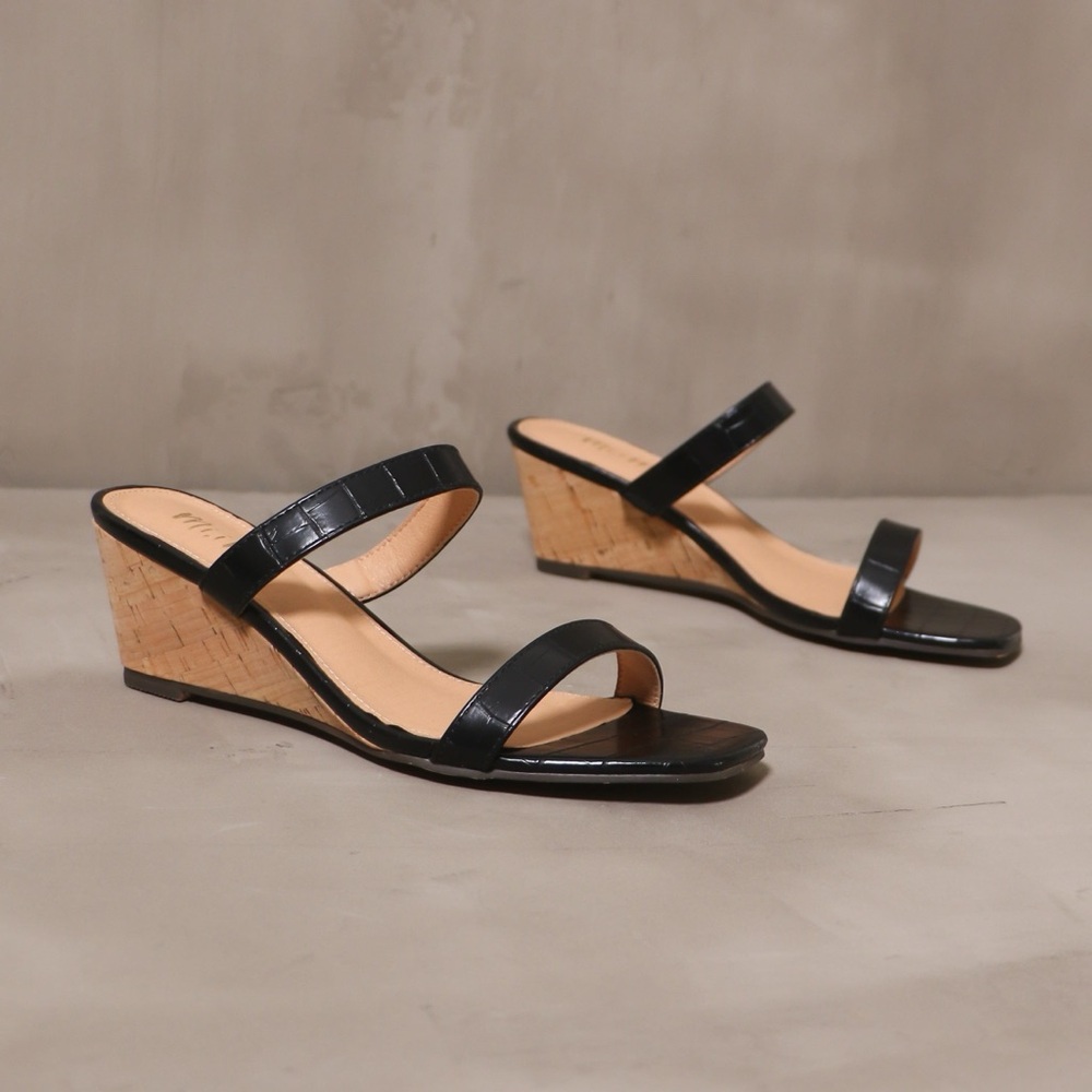 NWT LOW BLACK WEDGE